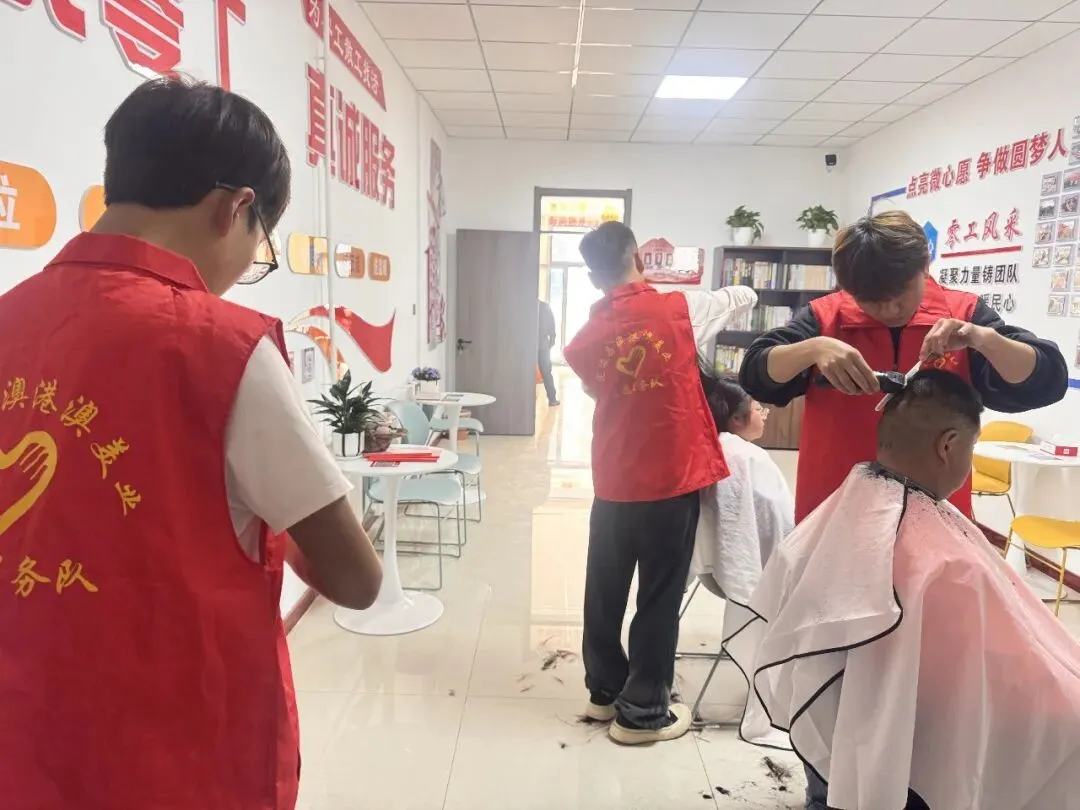 澳港澳美业志愿服务队走进新乐社区零工市场开展公益剪发活动