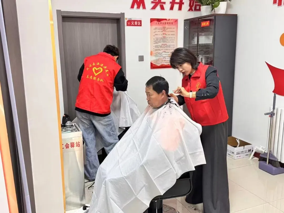 澳港澳美业志愿服务队走进新乐社区零工市场开展公益剪发活动