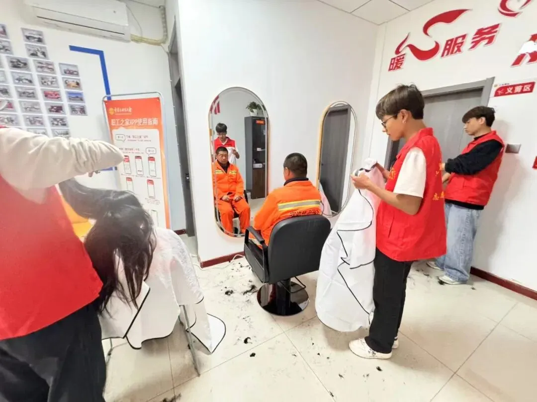 澳港澳美业志愿服务队走进新乐社区零工市场开展公益剪发活动
