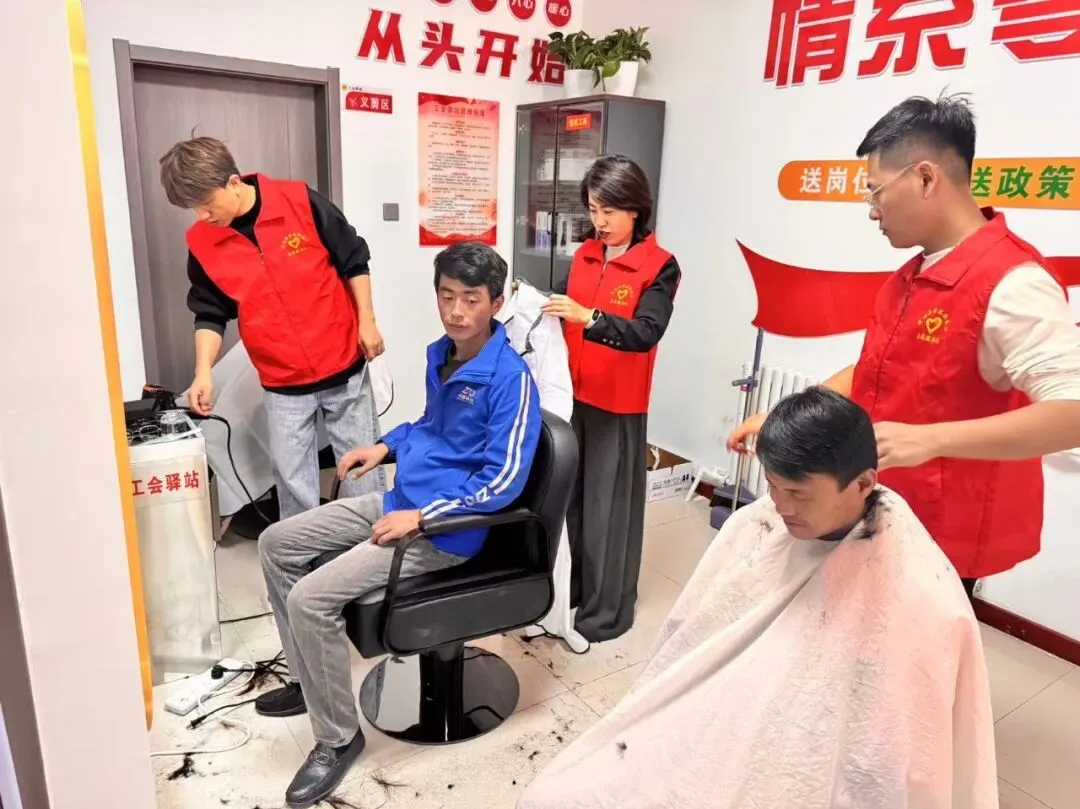 澳港澳美业志愿服务队走进新乐社区零工市场开展公益剪发活动