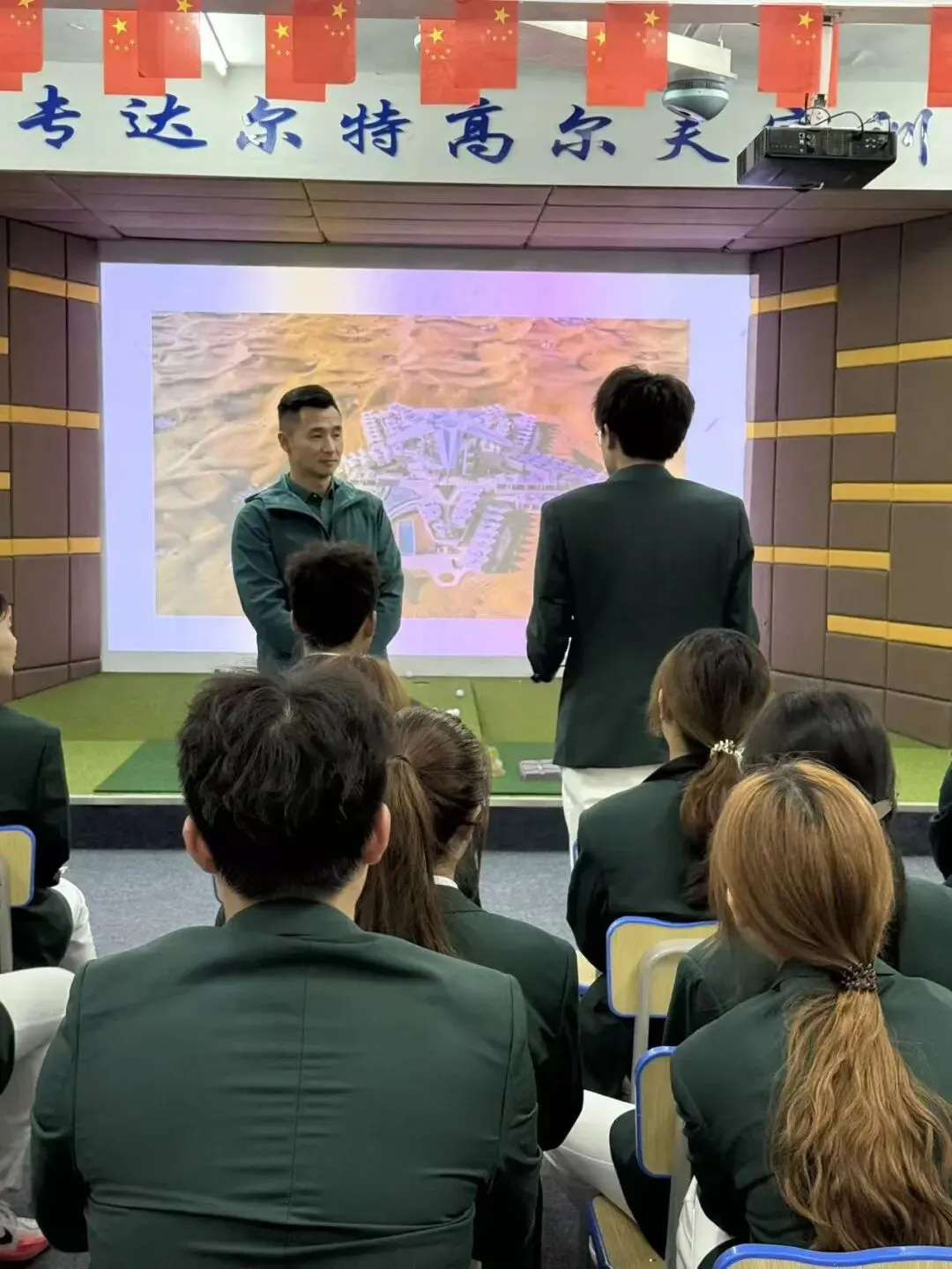 塑造反差魅力,读懂营销初心——湖南幼专达尔特高尔夫订单班黄总专题授课