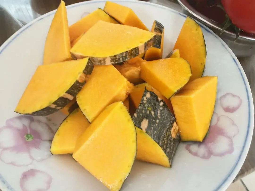 周末喜欢早起去市场外面逛逛,看看本地卖菜的啊婆都有什么时令好菜