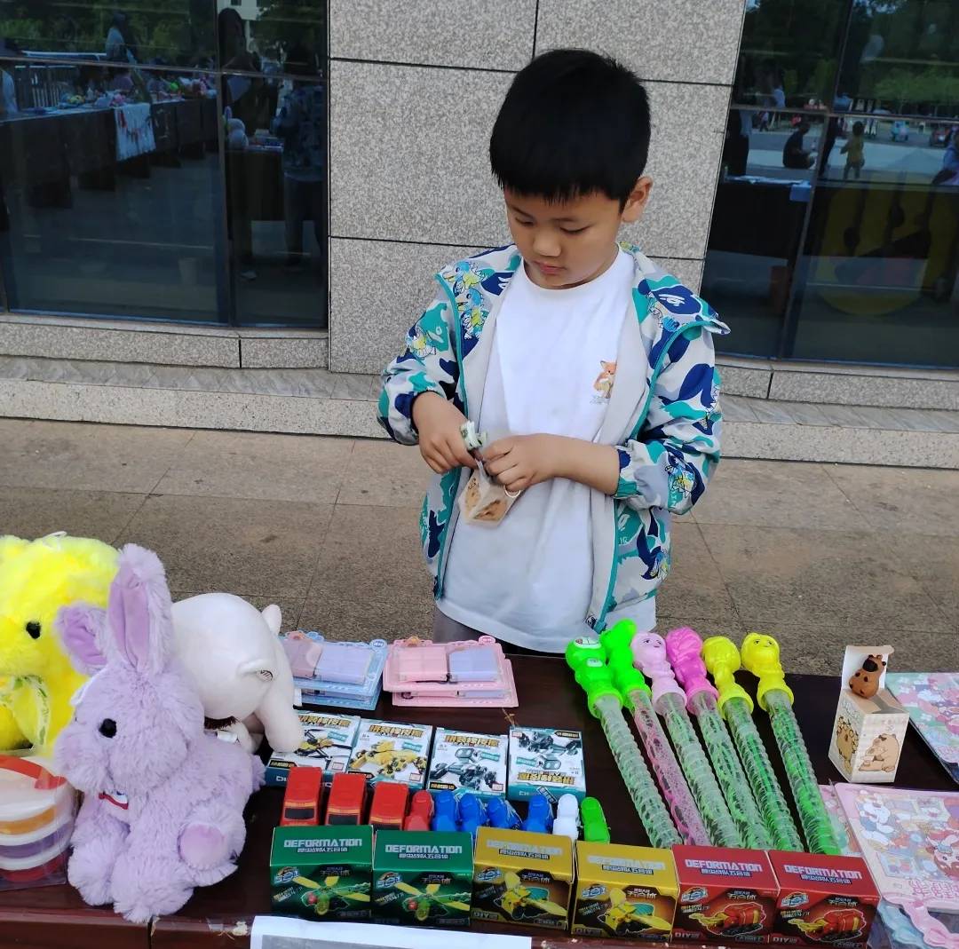萌娃出摊啦!寻甸“书香市集”跳蚤市场欢乐爆棚