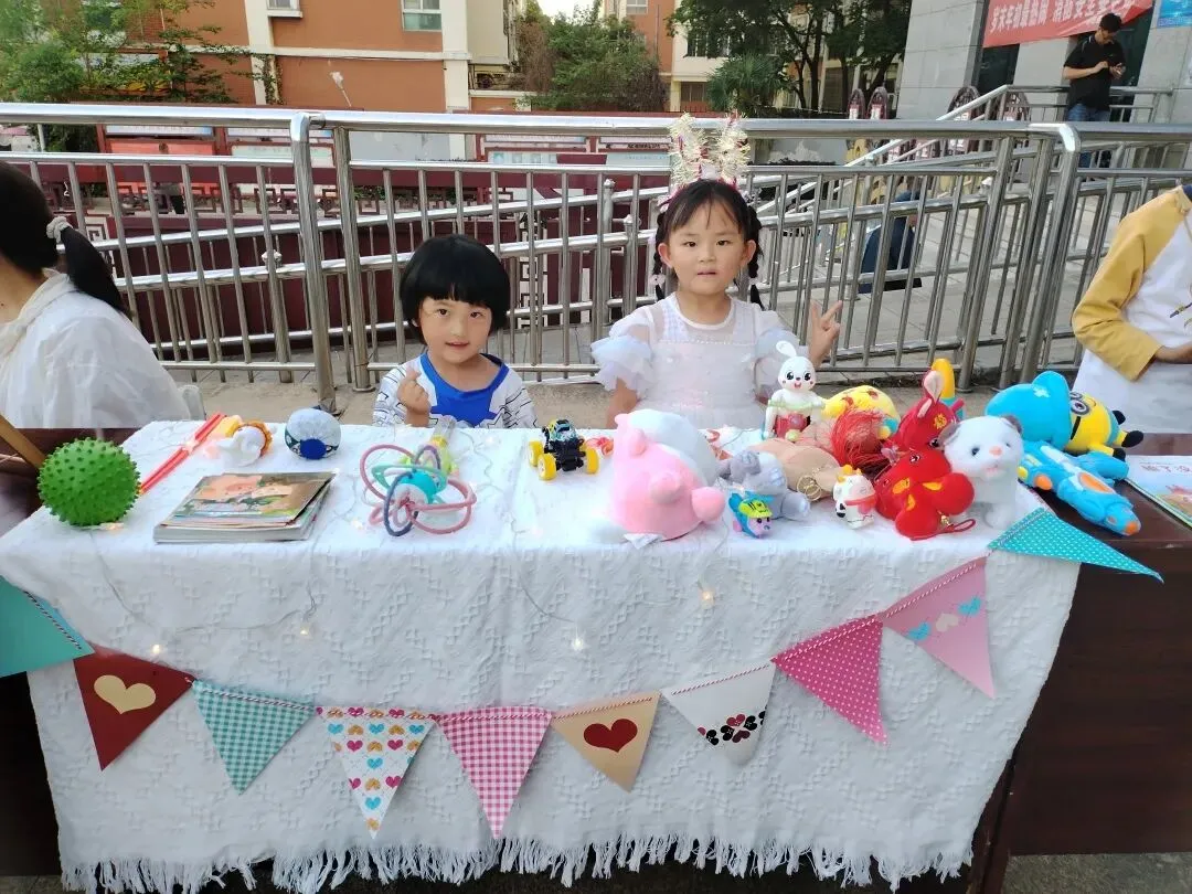 萌娃出摊啦!寻甸“书香市集”跳蚤市场欢乐爆棚