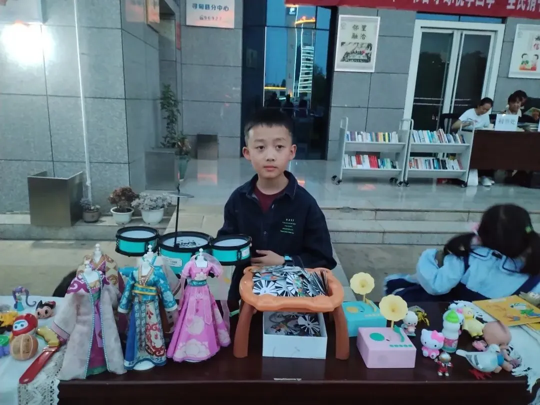 萌娃出摊啦!寻甸“书香市集”跳蚤市场欢乐爆棚