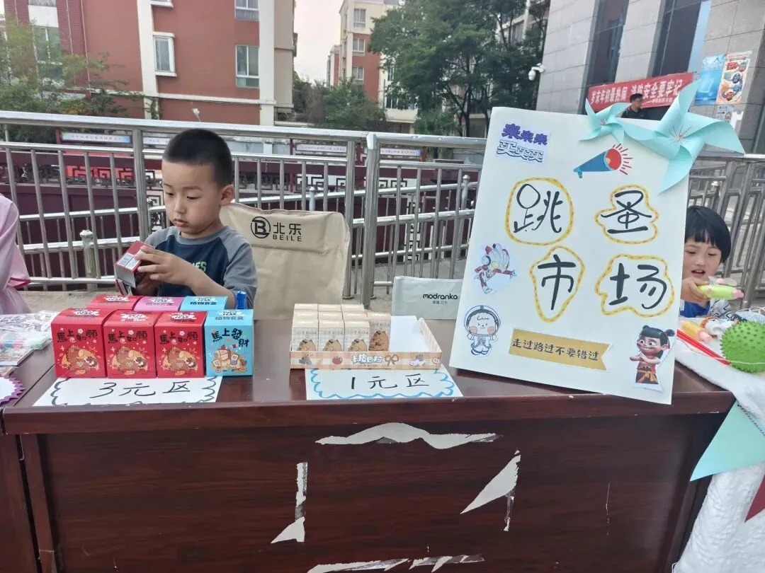 萌娃出摊啦!寻甸“书香市集”跳蚤市场欢乐爆棚