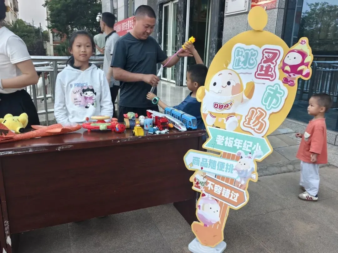 萌娃出摊啦!寻甸“书香市集”跳蚤市场欢乐爆棚