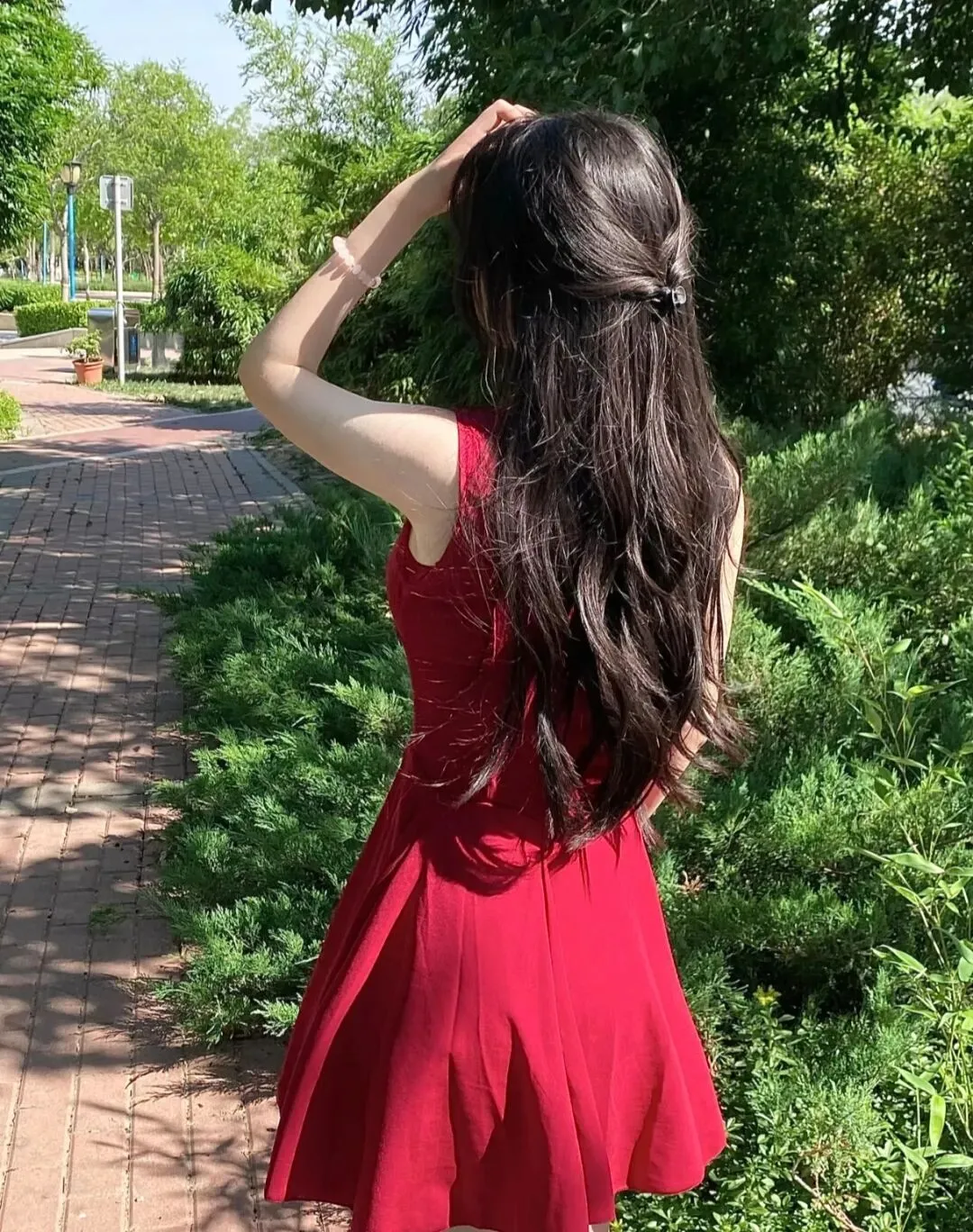 45岁,离异带娃,相亲市场直接消失;说她不急,可夜里三点还在改简历;到底卡在哪儿?