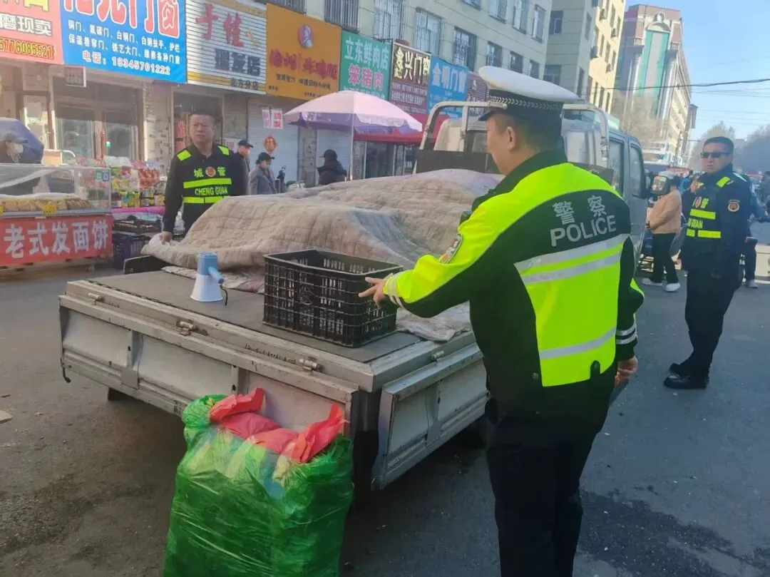 肇东交管城管联合发力 集中整治马路市场乱象