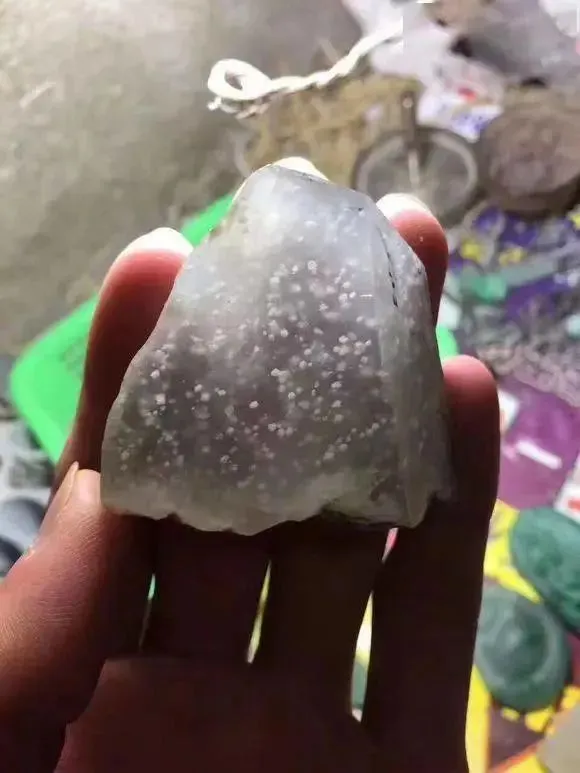 翡翠市场淘了一块玻璃种雪花棉,雕刻后价值更是翻倍!