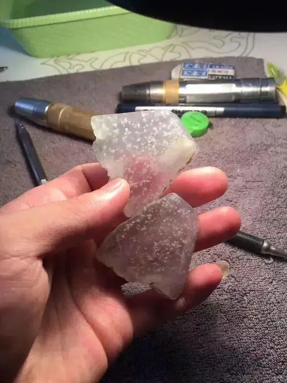 翡翠市场淘了一块玻璃种雪花棉,雕刻后价值更是翻倍!