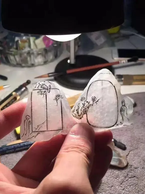 翡翠市场淘了一块玻璃种雪花棉,雕刻后价值更是翻倍!