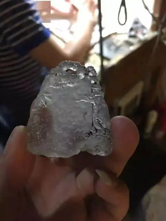 翡翠市场淘了一块玻璃种雪花棉,雕刻后价值更是翻倍!