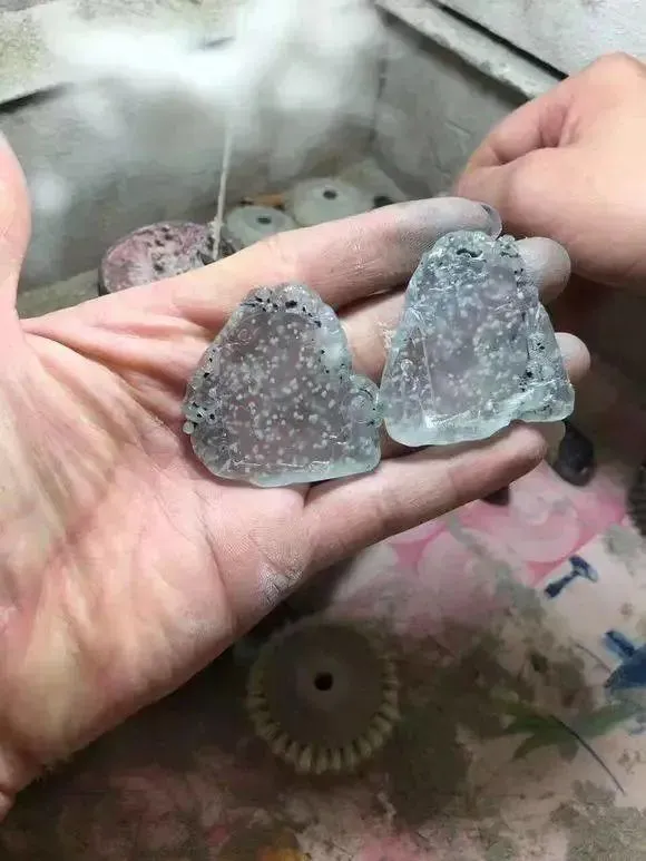 翡翠市场淘了一块玻璃种雪花棉,雕刻后价值更是翻倍!