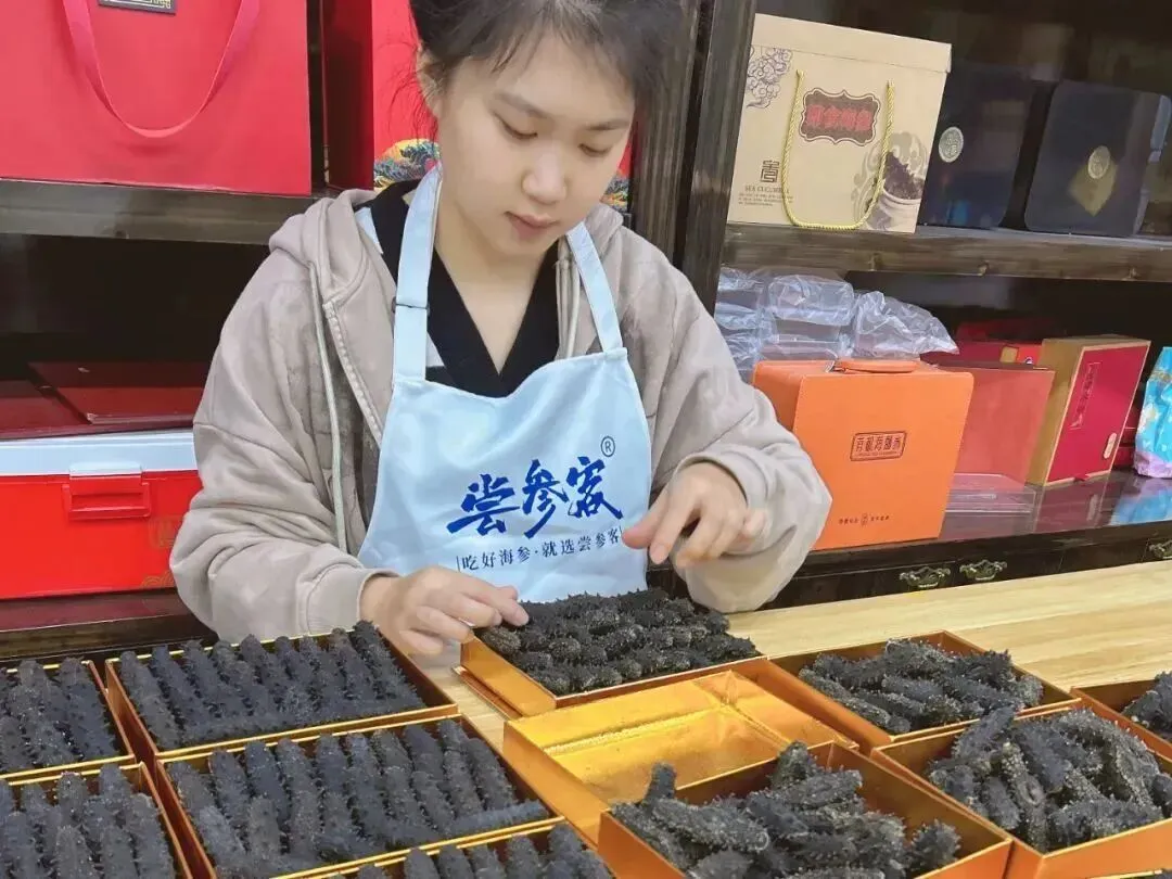 “海参市场”价格被打下来了,这个叫庞佳欣的妹子在全国火了!