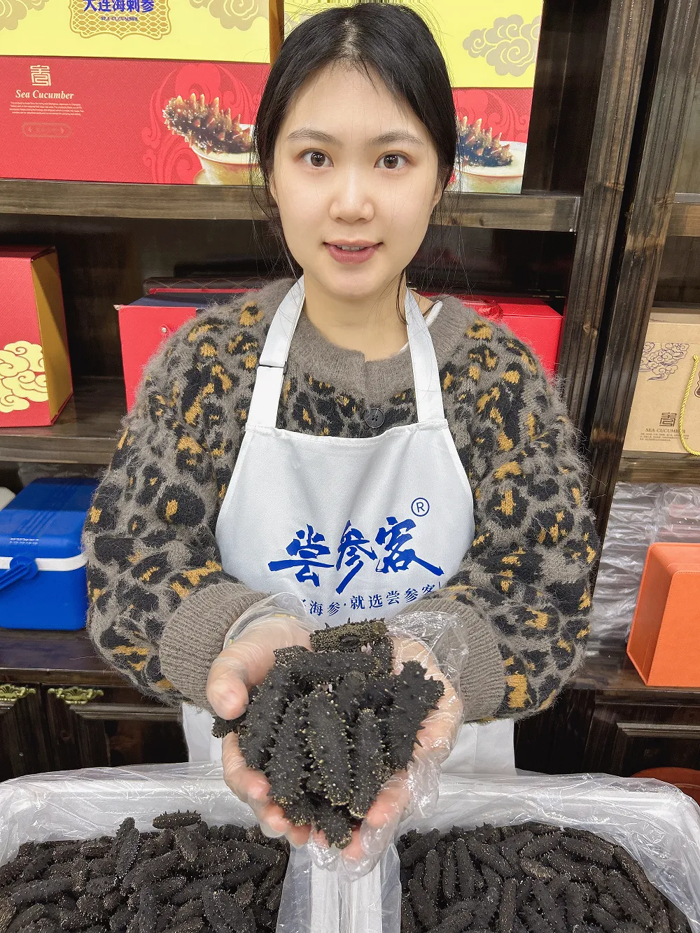 “海参市场”价格被打下来了,这个叫庞佳欣的妹子在全国火了!