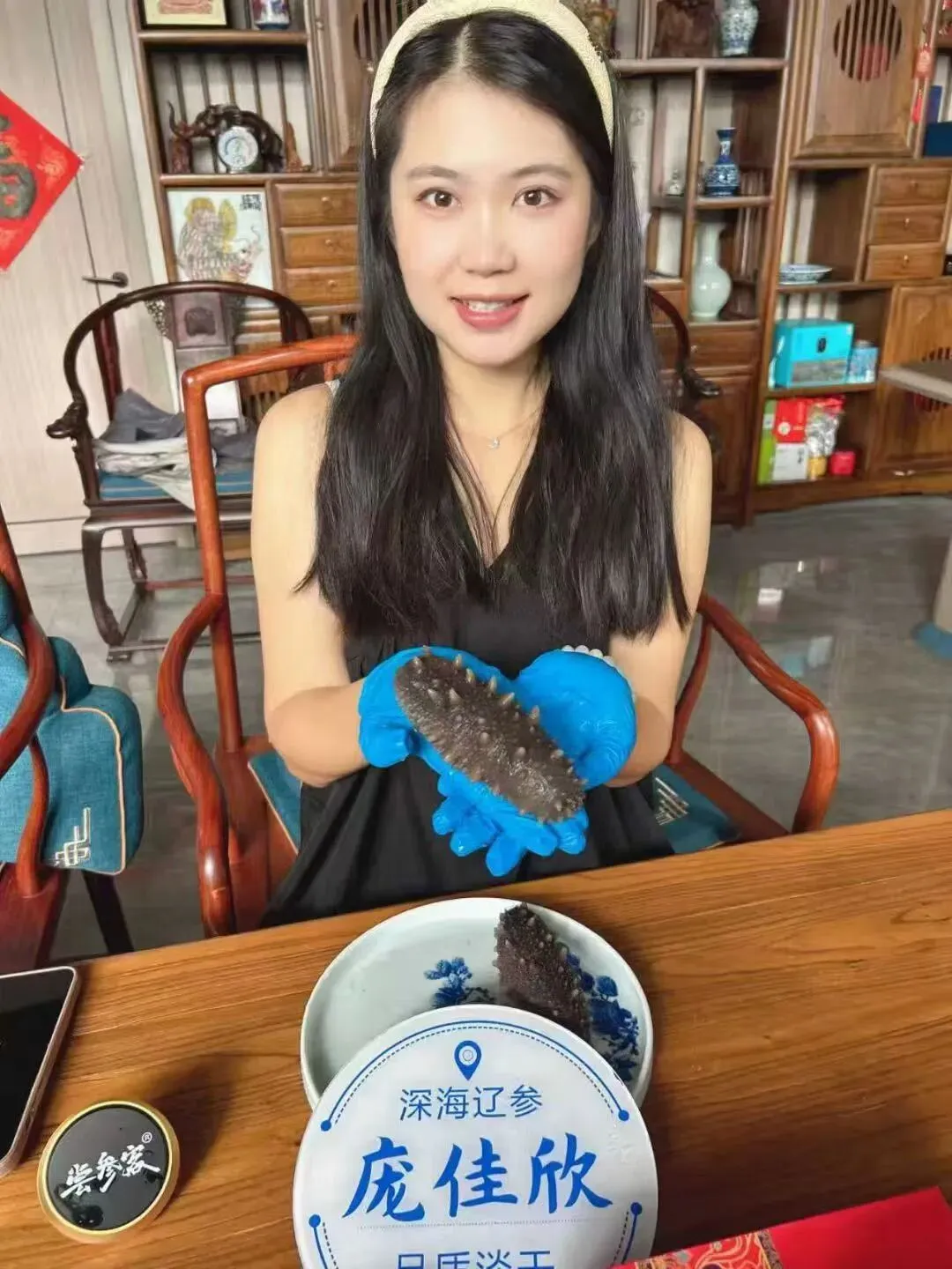 “海参市场”价格被打下来了,这个叫庞佳欣的妹子在全国火了!