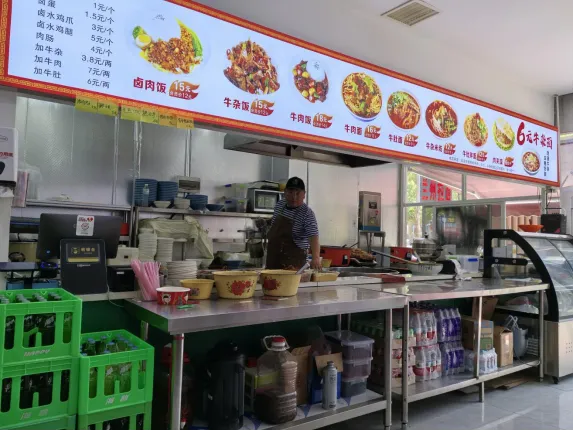 在上海市场地铁口吃牛肉面