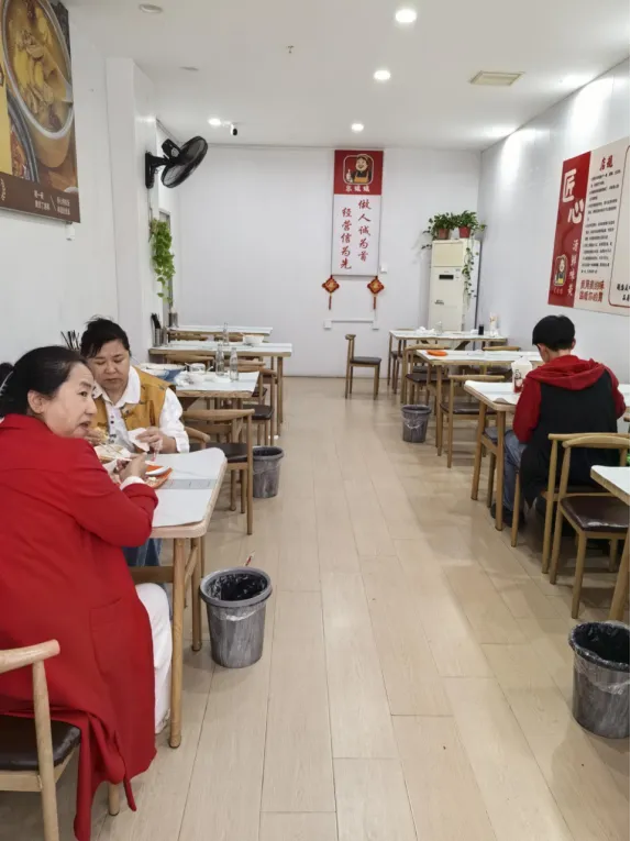 在上海市场地铁口吃牛肉面