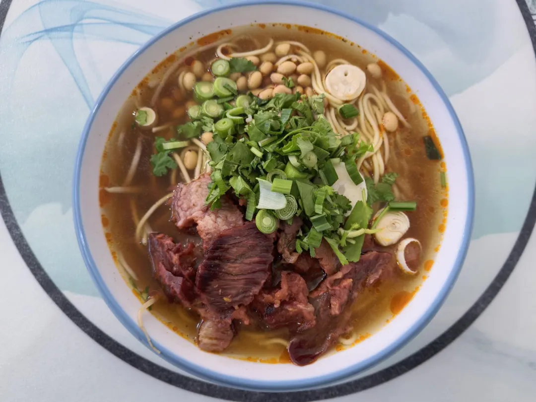 在上海市场地铁口吃牛肉面