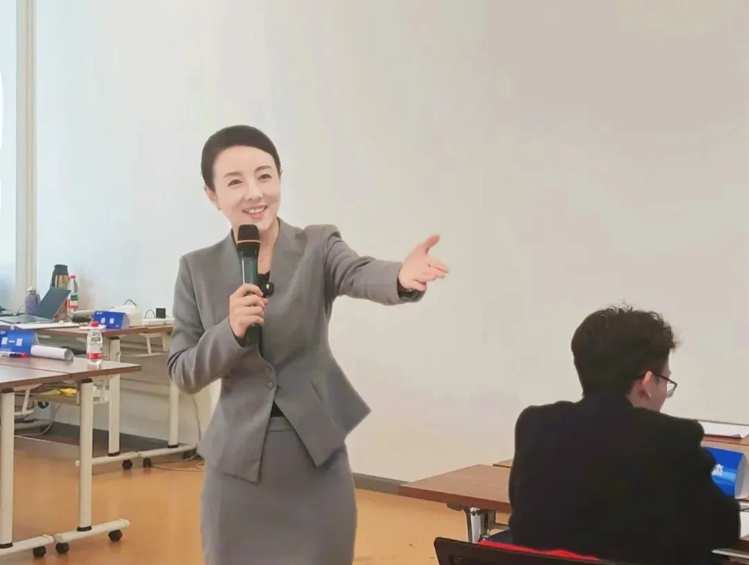 逯瑶老师丨《大客户销售商务礼仪》走进某云科技公司