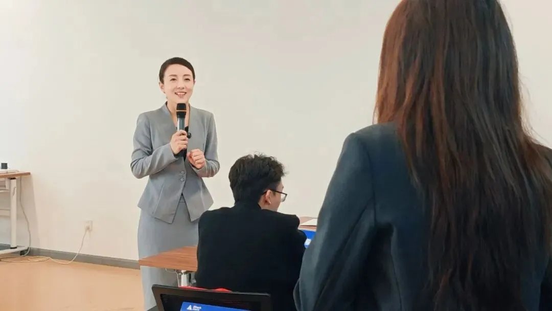 逯瑶老师丨《大客户销售商务礼仪》走进某云科技公司