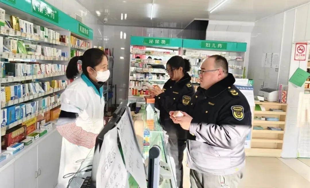 【护航双节】逊克县市场监督管理局开展节前“两品一械”安全检查