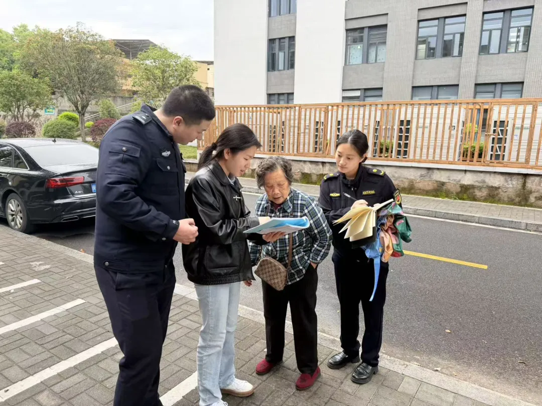 沙县一农贸市场门口大货车占道经营……