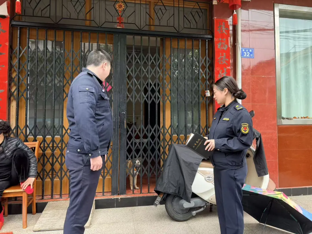 沙县一农贸市场门口大货车占道经营……