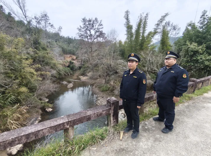 沙县一农贸市场门口大货车占道经营……