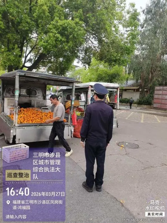 沙县一农贸市场门口大货车占道经营……