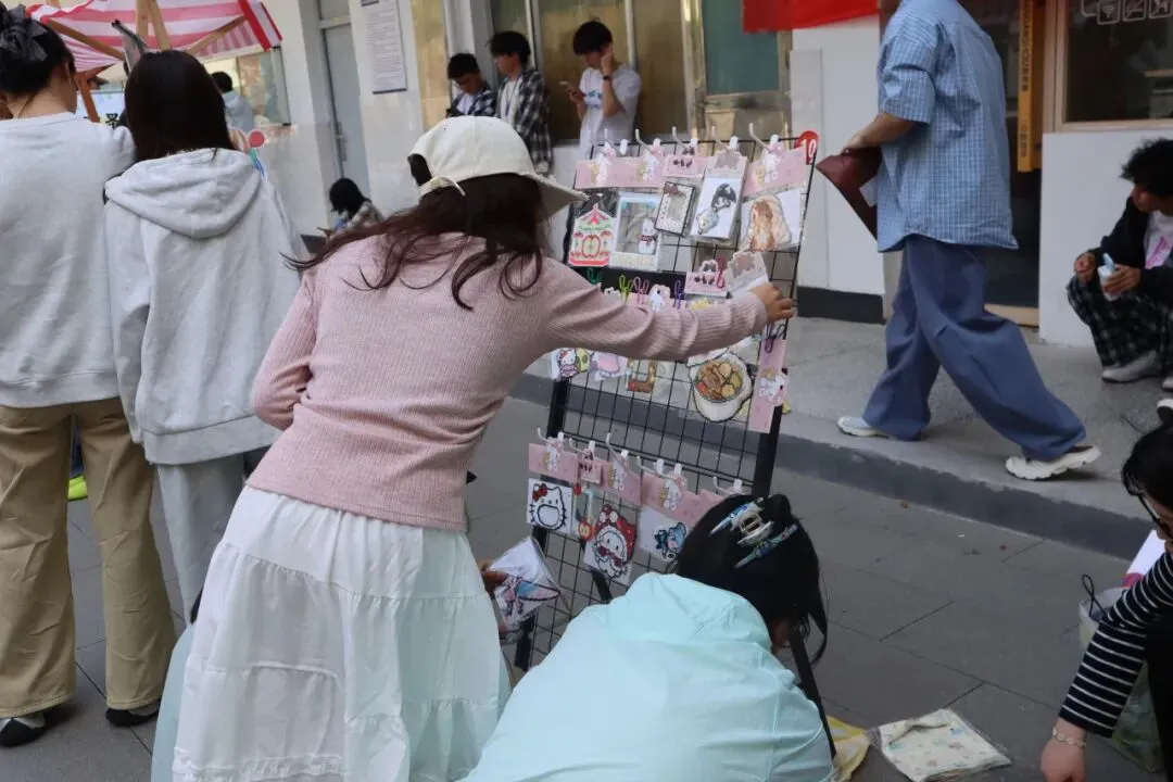 “旧物新生,情暖校园”——商学院跳蚤市场圆满收官