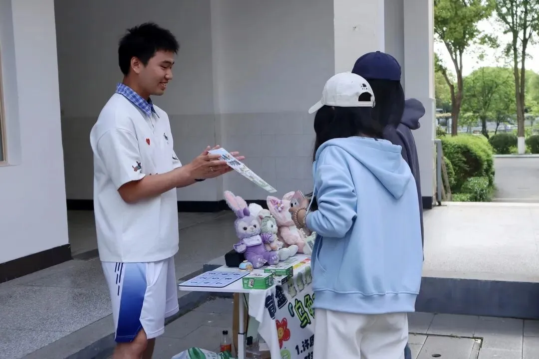 “旧物新生,情暖校园”——商学院跳蚤市场圆满收官