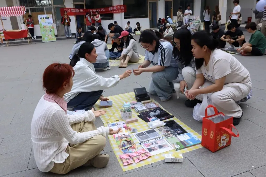 “旧物新生,情暖校园”——商学院跳蚤市场圆满收官