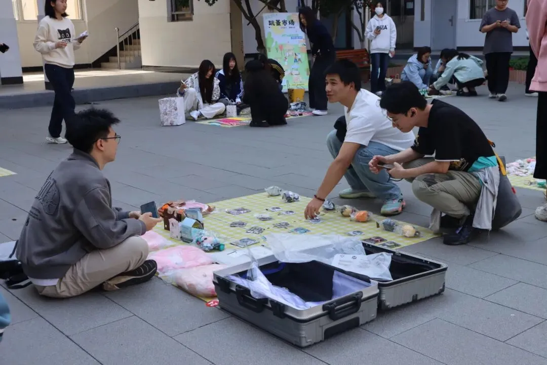 “旧物新生,情暖校园”——商学院跳蚤市场圆满收官