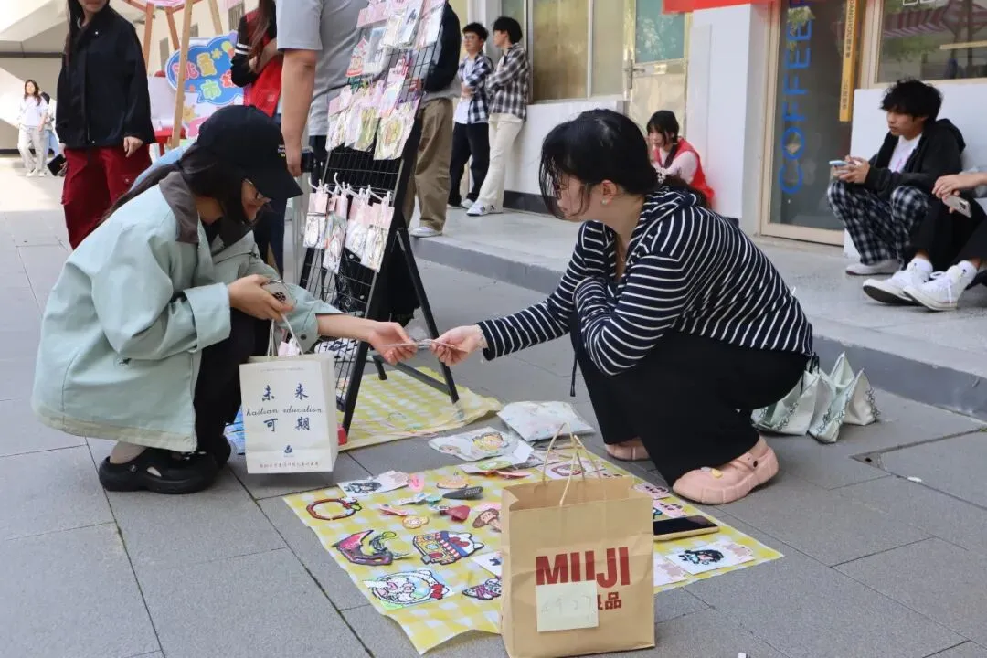 “旧物新生,情暖校园”——商学院跳蚤市场圆满收官