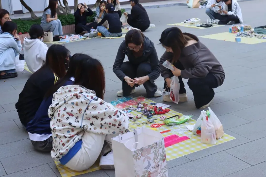 “旧物新生,情暖校园”——商学院跳蚤市场圆满收官