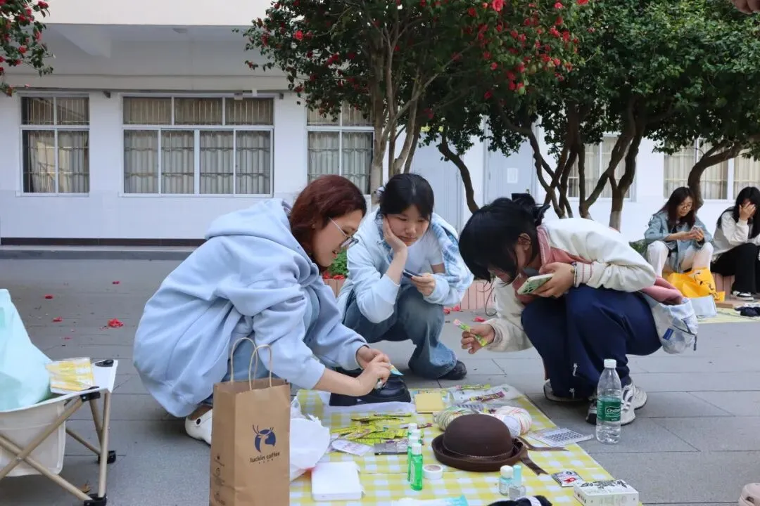 “旧物新生,情暖校园”——商学院跳蚤市场圆满收官