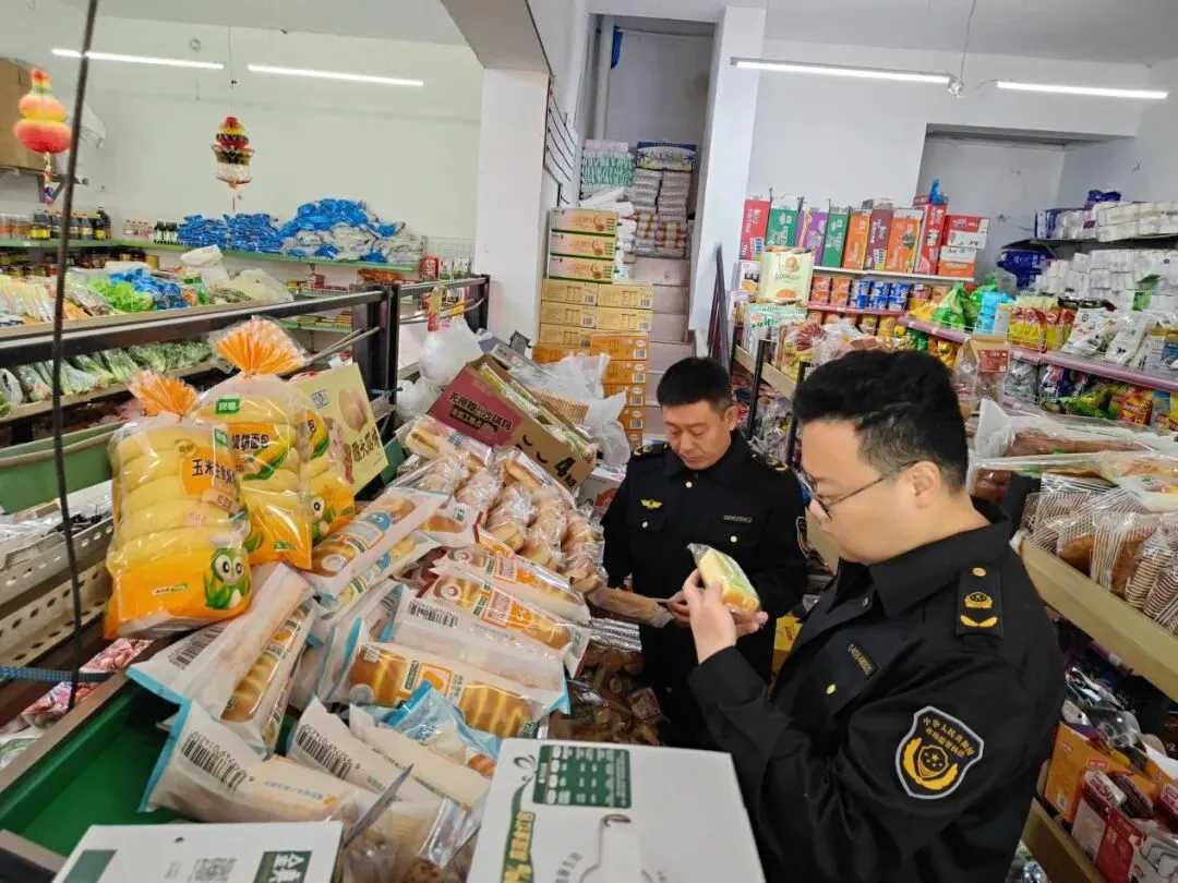 鸭绿河市场监管所开展食品安全专项整治“回头看” 筑牢辖区食安防线