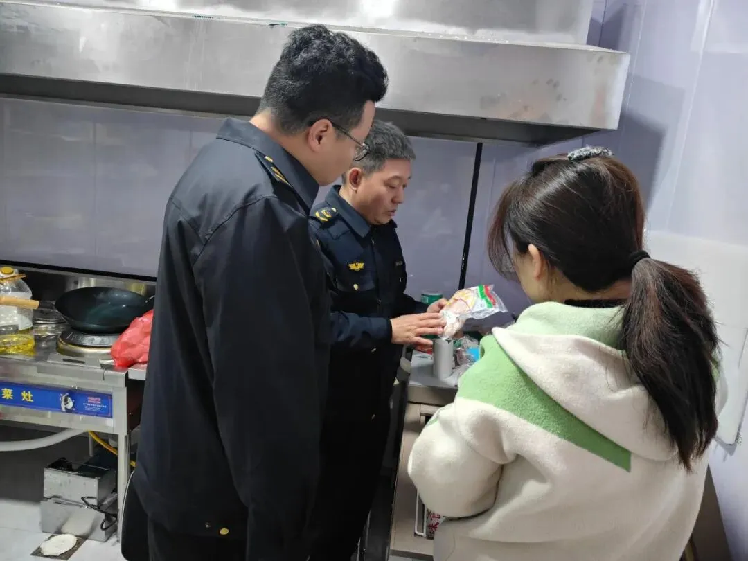 鸭绿河市场监管所开展食品安全专项整治“回头看” 筑牢辖区食安防线