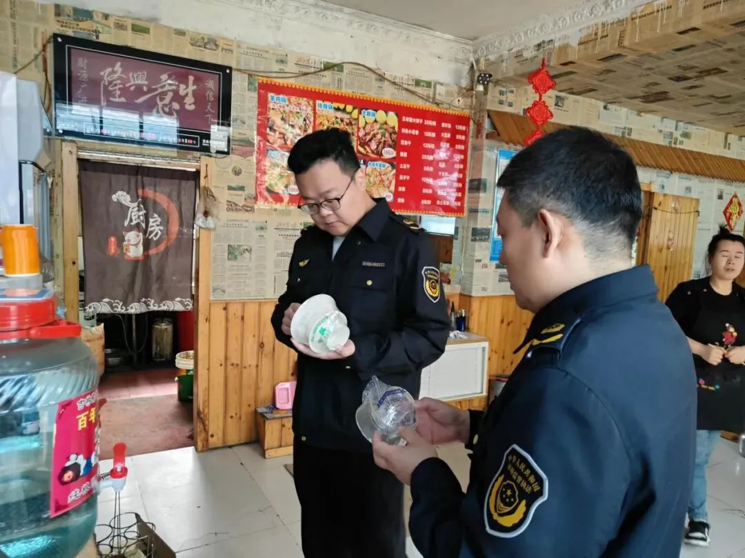 鸭绿河市场监管所开展食品安全专项整治“回头看” 筑牢辖区食安防线