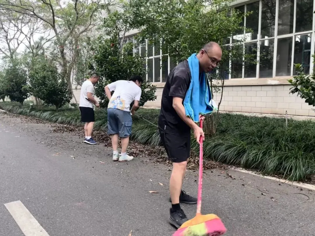 三月三沐春风,劳动焕新园区 | 我司营销团队开展园区落叶清扫活动