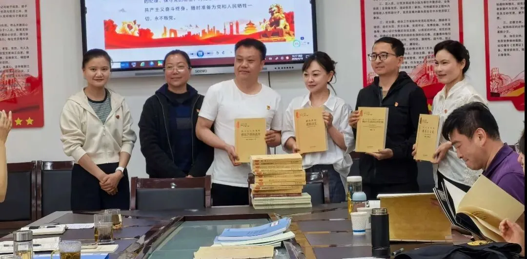 【党建动态】书香砺初心·联建共奋进—州市场监管局机关第一党支部与楚雄彝族文化研究院党支部联合开展主题党日活动