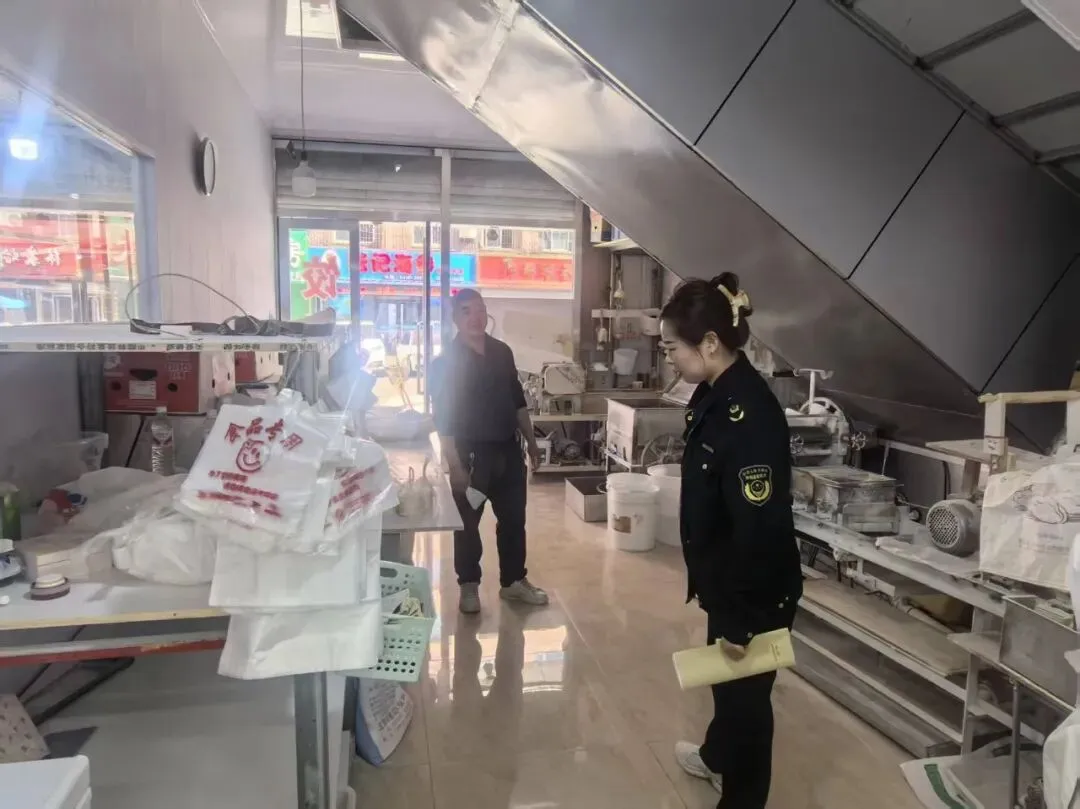 【营商环境在行动】元宝区市场监督管理局广济所为市场主体集中办理证照手续