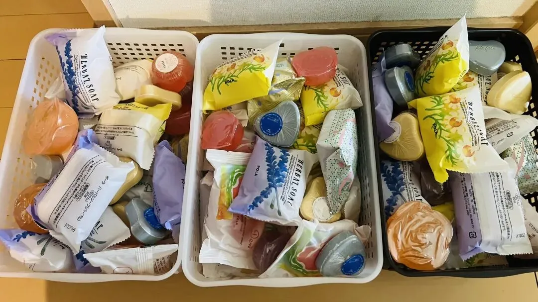 靠石头剪刀布抢“豪门家具”!日本跳蚤市场的廉价狂欢,藏着最扎心的真相