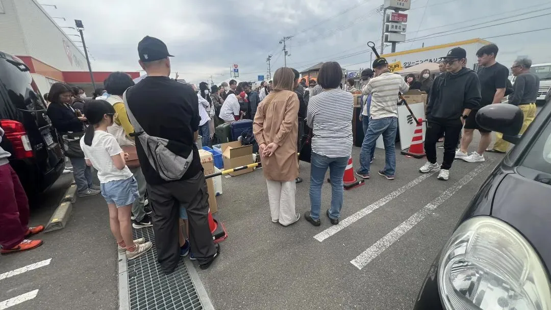 靠石头剪刀布抢“豪门家具”!日本跳蚤市场的廉价狂欢,藏着最扎心的真相