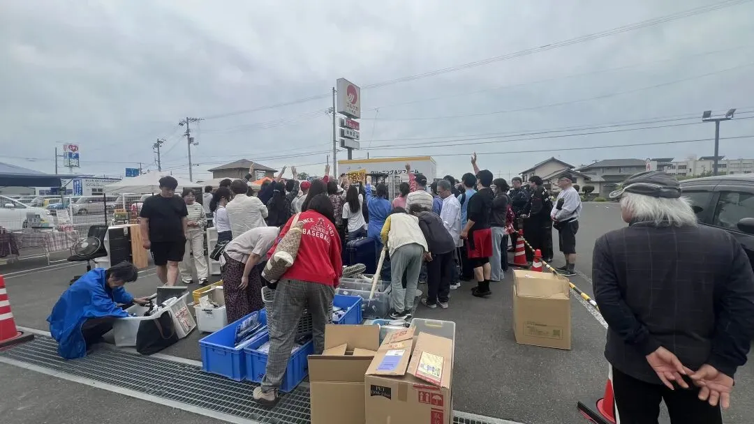 靠石头剪刀布抢“豪门家具”!日本跳蚤市场的廉价狂欢,藏着最扎心的真相