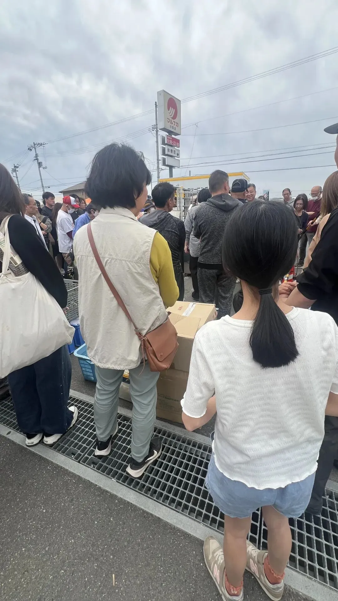 靠石头剪刀布抢“豪门家具”!日本跳蚤市场的廉价狂欢,藏着最扎心的真相