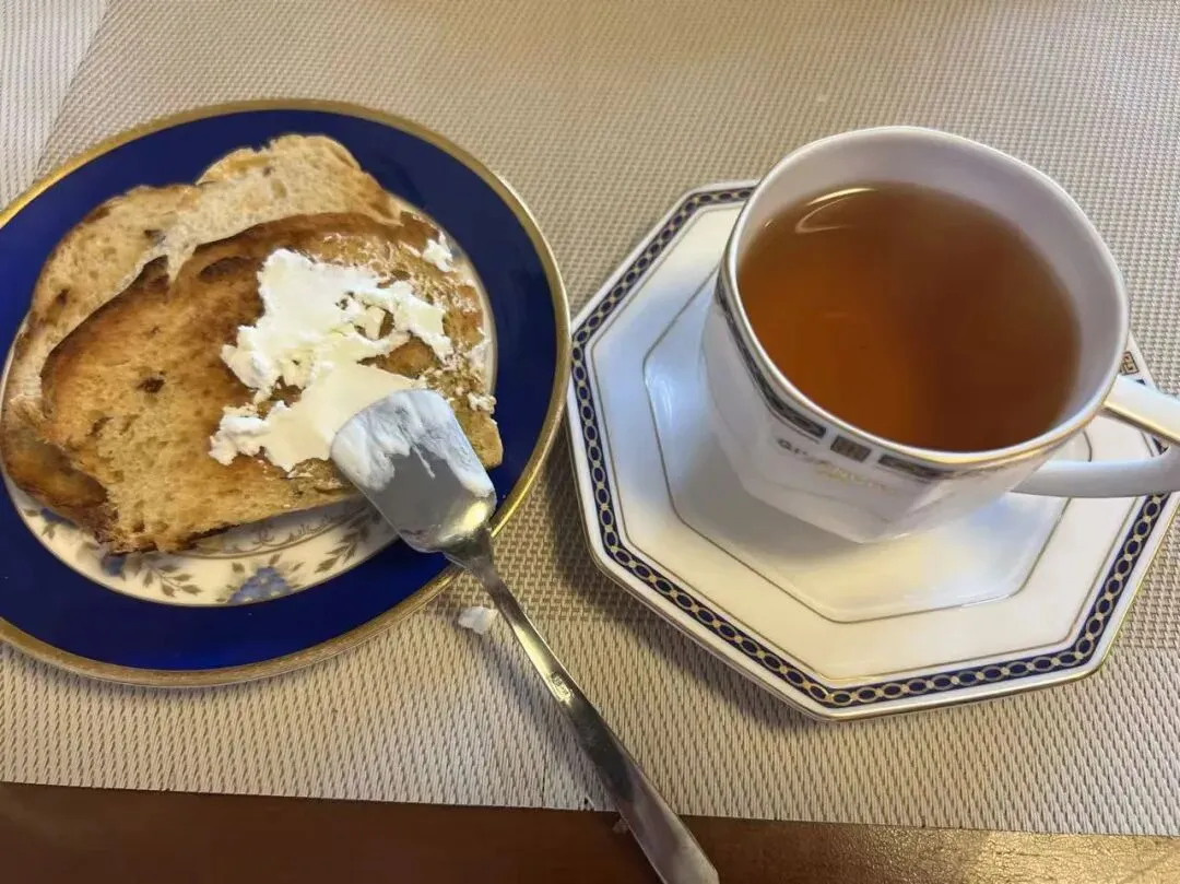 靠石头剪刀布抢“豪门家具”!日本跳蚤市场的廉价狂欢,藏着最扎心的真相