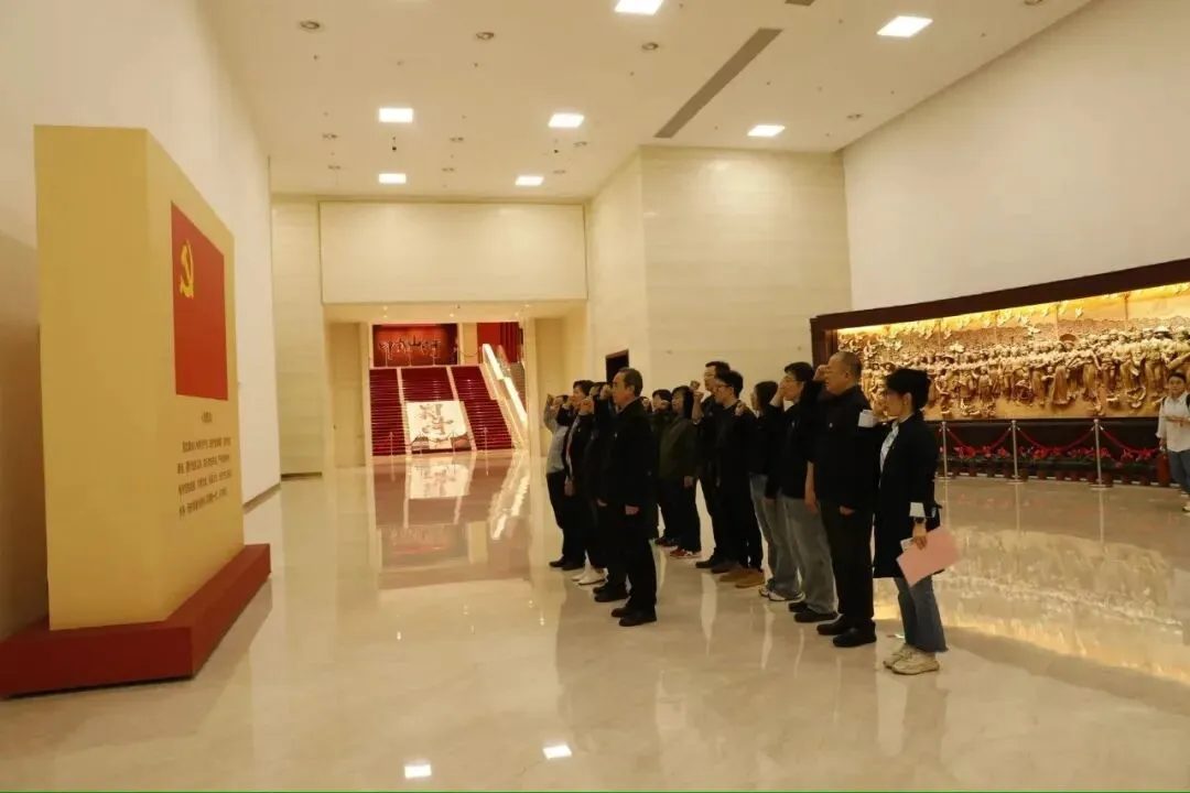 市场监管总局国际司党支部与认研中心党总支开展“参观党史馆 笃行政绩观”联学联建活动